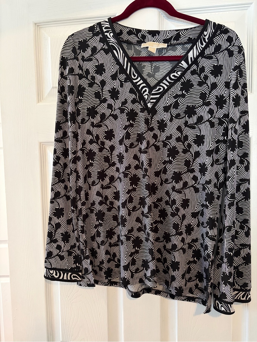 Michael Kors Black & White Patterned V-Neck Women's tunic Top